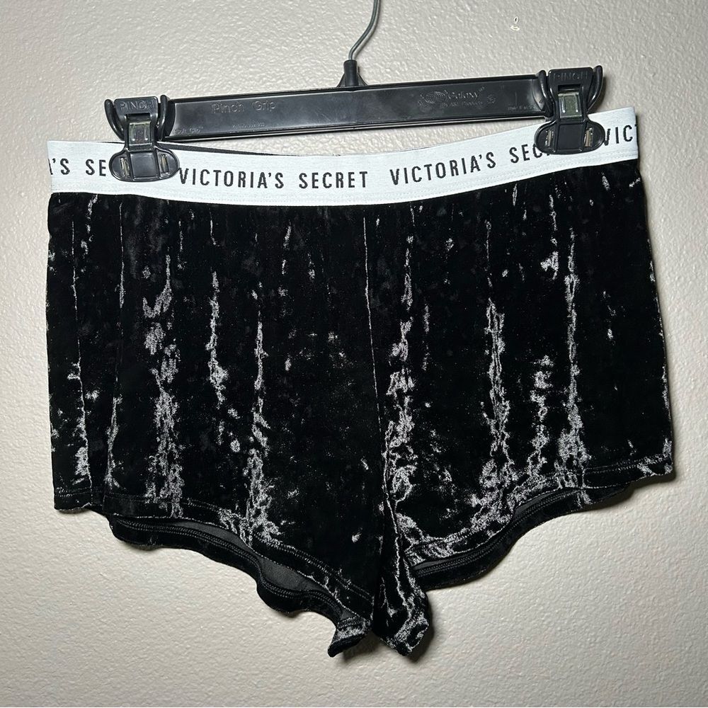 Victoria’s Secret black crushed velvet loungewear shorts women’s size small